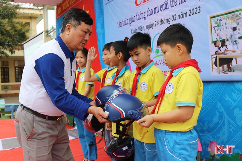 Tuyên truyền an toàn giao thông cho hơn 400 học sinh ở Nghi Xuân