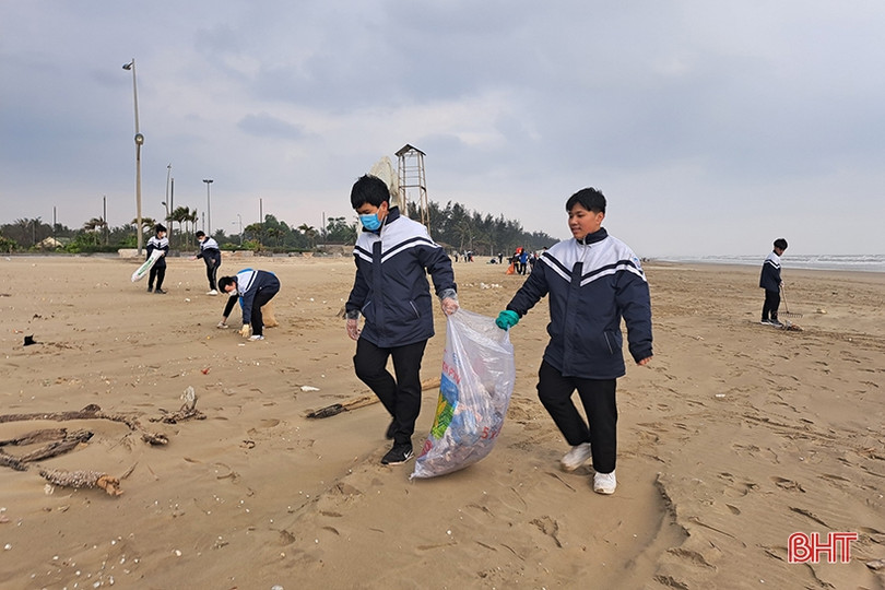 Hơn 350 đoàn viên thanh niên ra quân làm sạch biển Xuân Thành