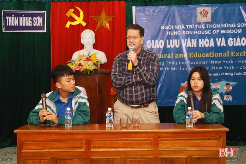 Giáo sư người Mỹ chỉ cách học tiếng Anh cho học sinh Hương Sơn