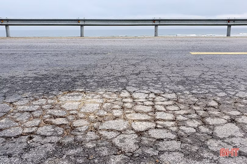 Kịp thời sửa chữa các điểm hư hỏng trên đường ven biển Hà Tĩnh