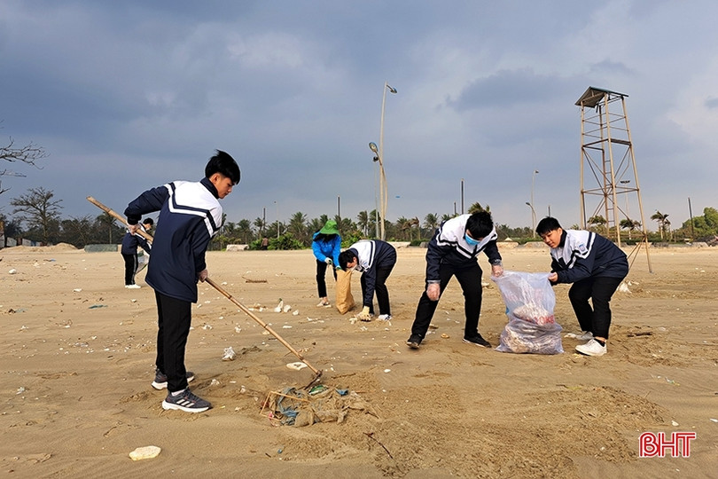 Hơn 350 đoàn viên thanh niên ra quân làm sạch biển Xuân Thành