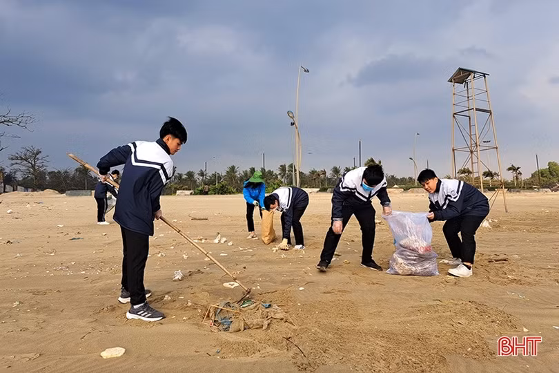 Hơn 350 đoàn viên thanh niên ra quân làm sạch biển Xuân Thành