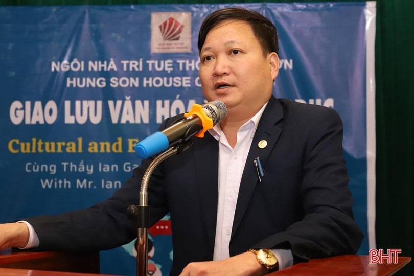 Giáo sư người Mỹ chỉ cách học tiếng Anh cho học sinh Hương Sơn