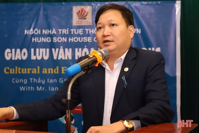 Giáo sư người Mỹ chỉ cách học tiếng Anh cho học sinh Hương Sơn