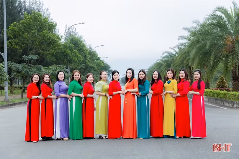 Phụ nữ Hà Tĩnh tôn vinh áo dài truyền thống gắn với quảng bá hình ảnh quê hương