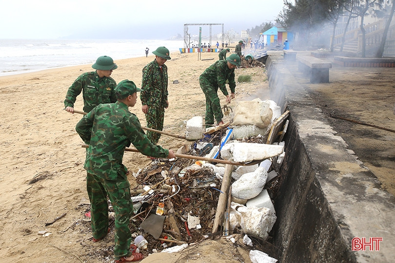 Gần 500 đoàn viên thanh niên ra quân làm sạch biển Thiên Cầm
