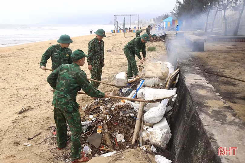 Gần 500 đoàn viên thanh niên ra quân làm sạch biển Thiên Cầm