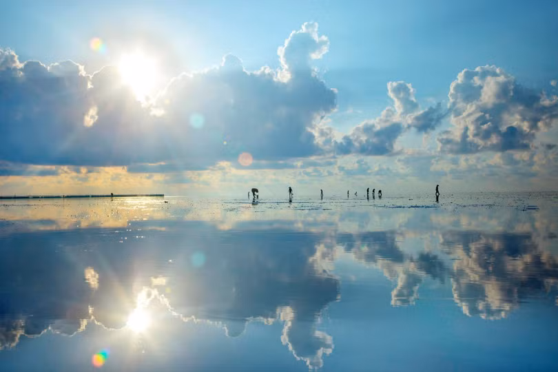 Ngắm biển vô cực Thái Bình đổi màu ảo diệu trong nắng bình minh