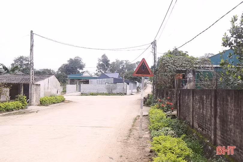 Hàng loạt biển báo giao thông “làm khó” người đi đường ở Hà Tĩnh