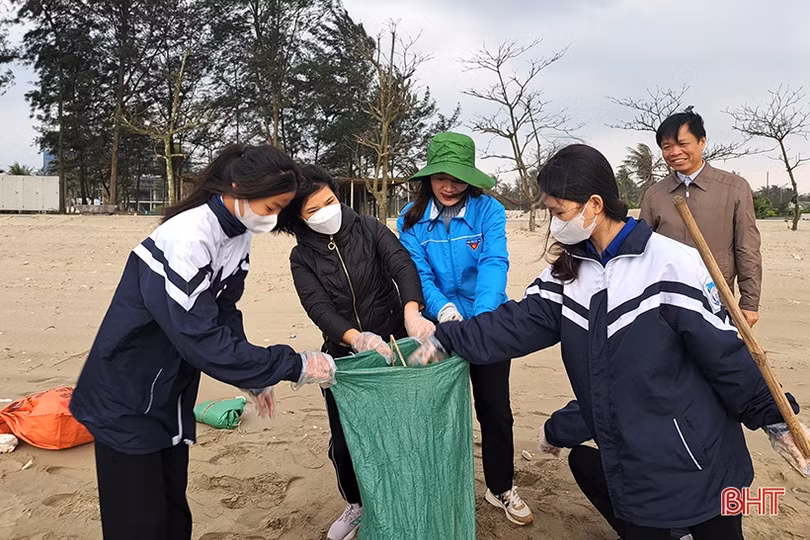 Hơn 350 đoàn viên thanh niên ra quân làm sạch biển Xuân Thành