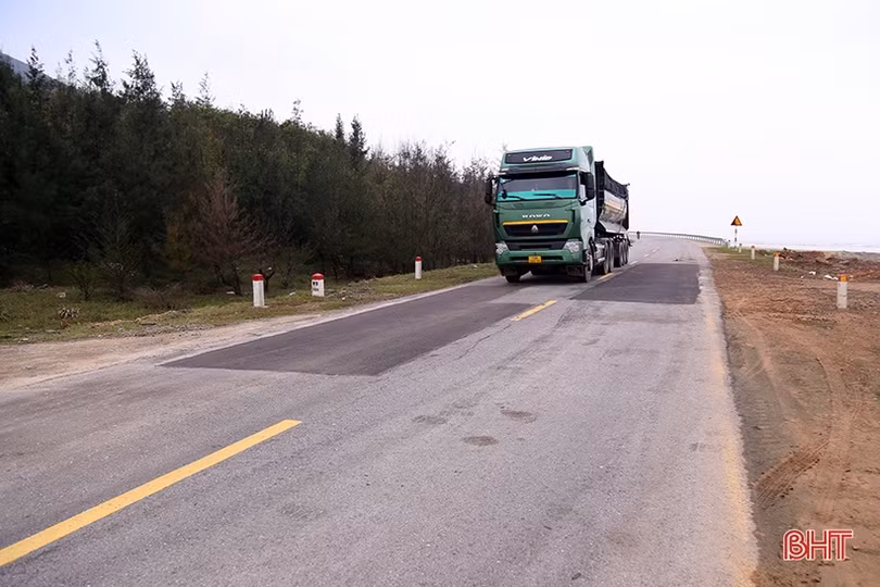 Kịp thời sửa chữa các điểm hư hỏng trên đường ven biển Hà Tĩnh