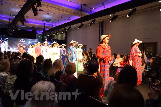 Áo dài Việt Nam mở màn ấn tượng tại sự kiện thời trang ở London