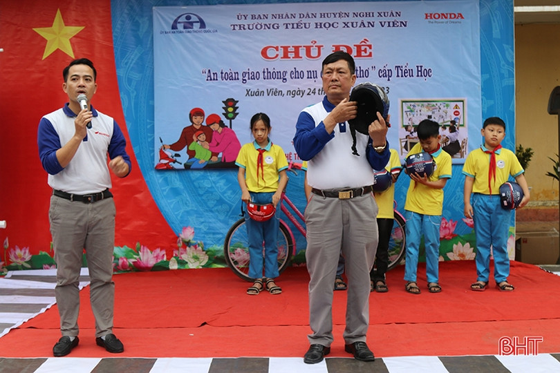 Tuyên truyền an toàn giao thông cho hơn 400 học sinh ở Nghi Xuân