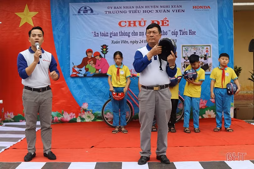 Tuyên truyền an toàn giao thông cho hơn 400 học sinh ở Nghi Xuân