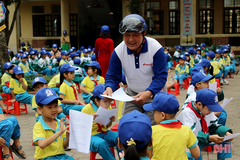 Tuyên truyền an toàn giao thông cho hơn 400 học sinh ở Nghi Xuân