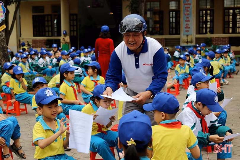 Tuyên truyền an toàn giao thông cho hơn 400 học sinh ở Nghi Xuân