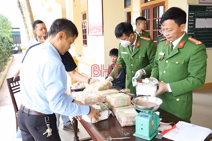 Hà Tĩnh: Bắt giữ 2 đối tượng vận chuyển 31 kg ma túy trong 2 bao tải lớn