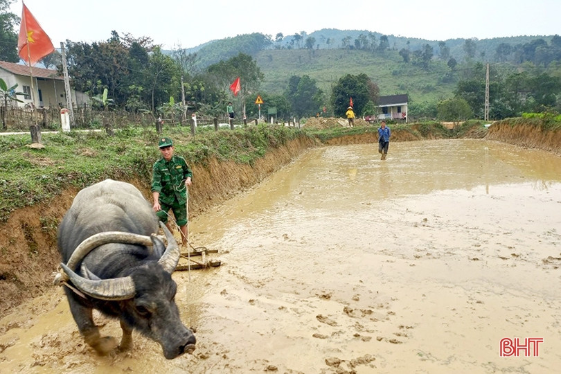 Cán bộ, chiến sỹ biên phòng xuống đồng giúp bà con dân tộc Chứt