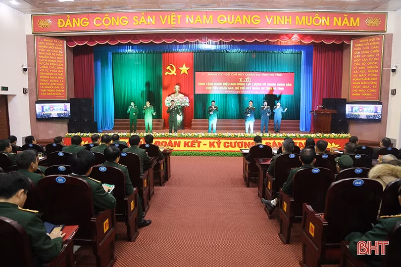 Trao danh hiệu Anh hùng LLVT nhân dân cho Tiểu đoàn 44B