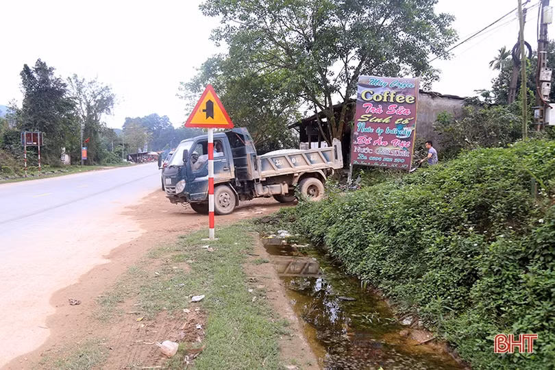 Mối nguy từ việc lấn chiếm hành lang, đấu nối trái phép trên QL15 ở Hà Tĩnh