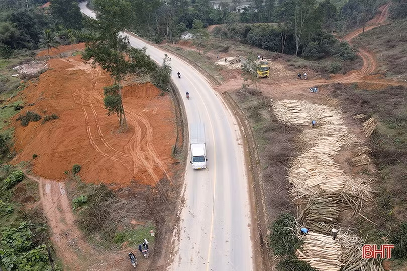 Mối nguy từ việc lấn chiếm hành lang, đấu nối trái phép trên QL15 ở Hà Tĩnh