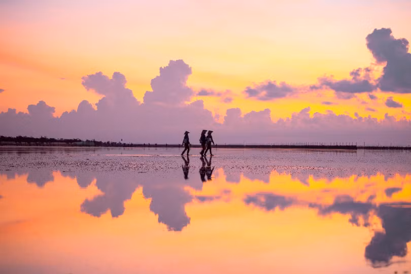 Ngắm biển vô cực Thái Bình đổi màu ảo diệu trong nắng bình minh
