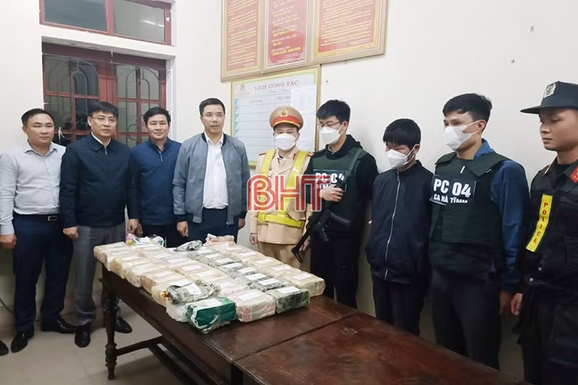Hà Tĩnh: Bắt giữ 2 đối tượng vận chuyển 31 kg ma túy trong 2 bao tải lớn