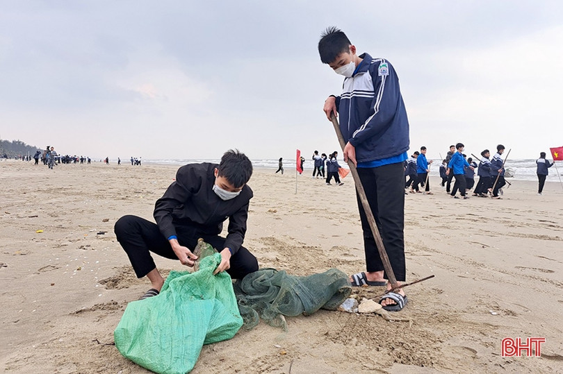 Hơn 350 đoàn viên thanh niên ra quân làm sạch biển Xuân Thành