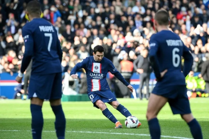 Messi vượt mốc 60 bàn sút phạt