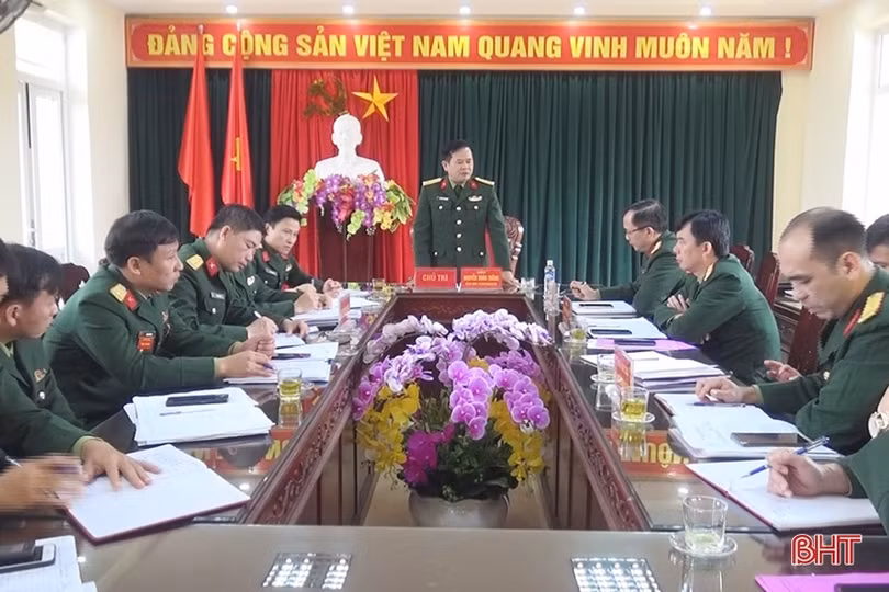 Thượng tá Nguyễn Xuân Thắng kiểm tra việc thực hiện nhiệm vụ QS-QP tại Đức Thọ