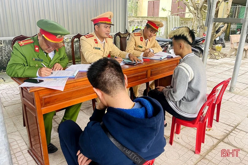 Công an Hà Tĩnh xử lý nghiêm thanh thiếu niên điều khiển xe lạng lách, đánh võng