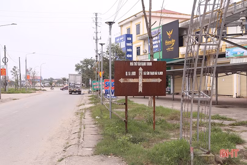 Hàng loạt biển báo giao thông “làm khó” người đi đường ở Hà Tĩnh