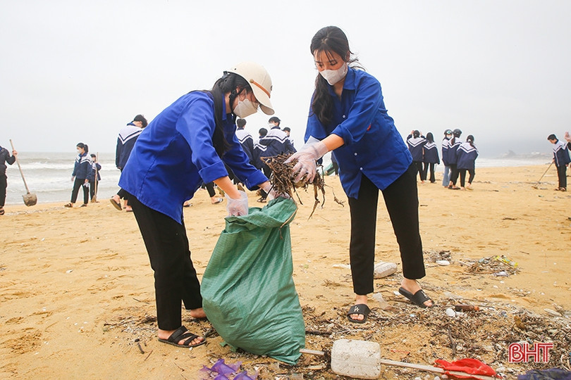 Gần 500 đoàn viên thanh niên ra quân làm sạch biển Thiên Cầm