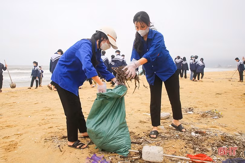 Gần 500 đoàn viên thanh niên ra quân làm sạch biển Thiên Cầm