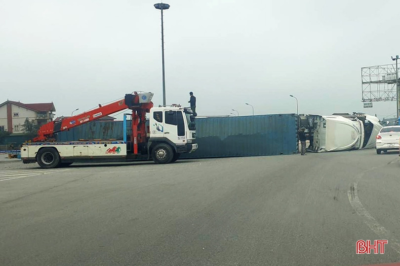 Vào cua gấp, container lật nghiêng ở vòng xuyến trên QL 1 qua Hà Tĩnh