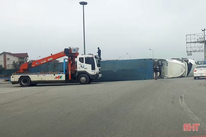 Vào cua gấp, container lật nghiêng ở vòng xuyến trên QL 1 qua Hà Tĩnh