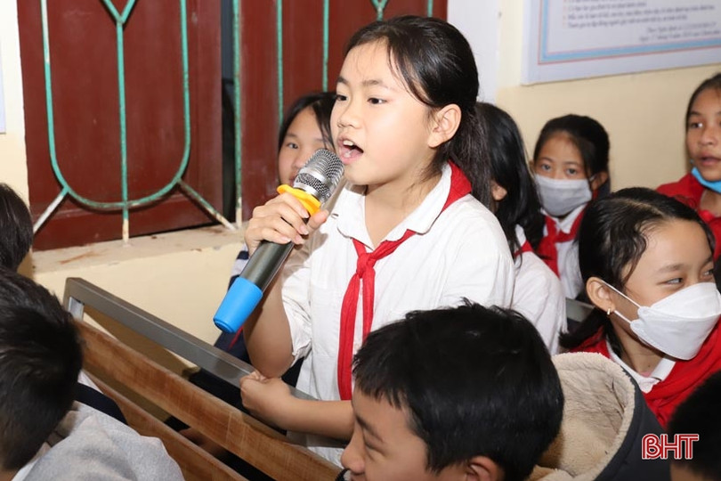 Giáo sư người Mỹ chỉ cách học tiếng Anh cho học sinh Hương Sơn