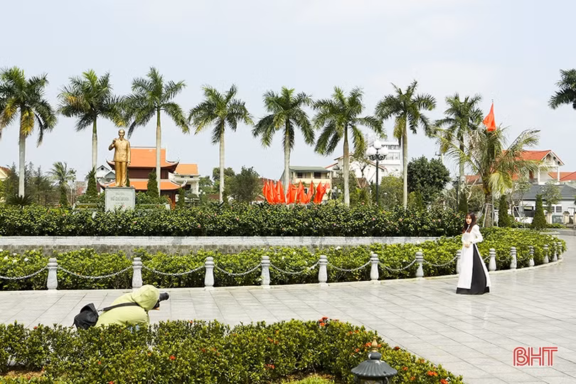 Phụ nữ Hà Tĩnh tôn vinh áo dài truyền thống gắn với quảng bá hình ảnh quê hương