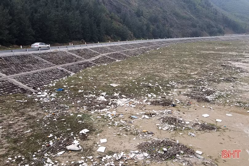 Nhiều “điểm xấu” trên tuyến đường đẹp ven biển Hà Tĩnh