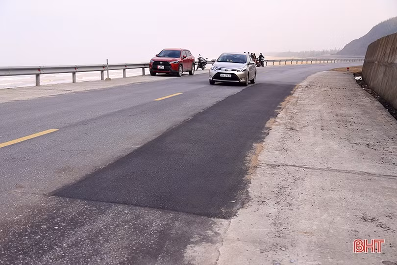 Kịp thời sửa chữa các điểm hư hỏng trên đường ven biển Hà Tĩnh