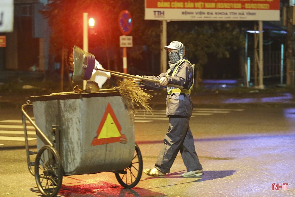 Giá lạnh bao trùm trên phố ở Hà Tĩnh