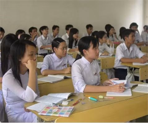 Lắng nghe tư vấn mùa thi. Ảnh: Internet