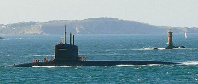 Pháp có 5 tàu ngầm hạt nhân mang tên lửa đạn đạo Le Triomphant . mỗi chiếc có thể mang 16 tên lửa đạn đạo M45 hoặc M51 với 6 đầu tác chiến mỗi tên lửa . vu khi hat nhan loai vu khi tuyet doi vo dung