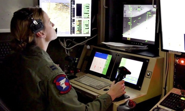 my quyet dinh thay mau phi doi may bay khong nguoi lai vu trang