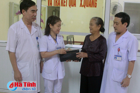 nhan vien benh vien nhat duoc vi tien tra lai benh nhan