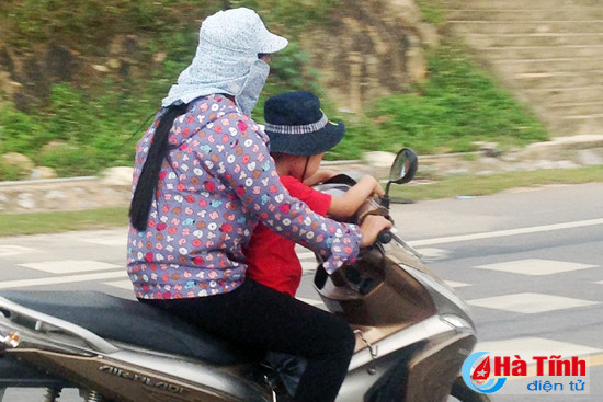 dau tran dieu khien xe may nghenh ngang tren quoc lo
