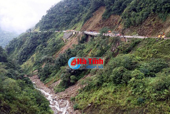 ql 8a gan cau treo lai lo dat gay can tro giao thong