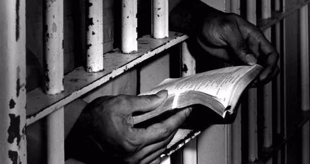 Ông Woods giữ thói quen đọc sách trong tù vào mỗi buổi sáng sớm. cau chuyen ve nguoi tu hieu dinh bach khoa toan thu