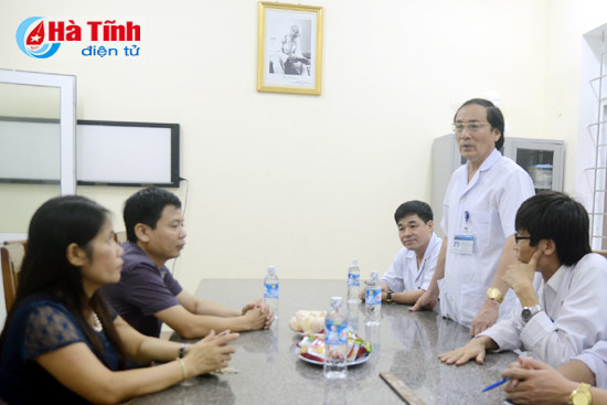 bao ha tinh trao 50 trieu ho tro khoa cap cuu chong doc bvdk tinh