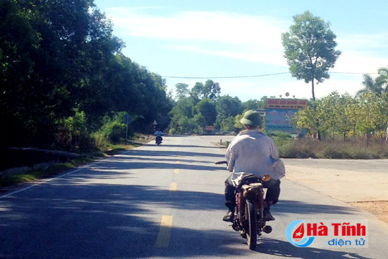 dau tran dieu khien xe may nghenh ngang tren quoc lo